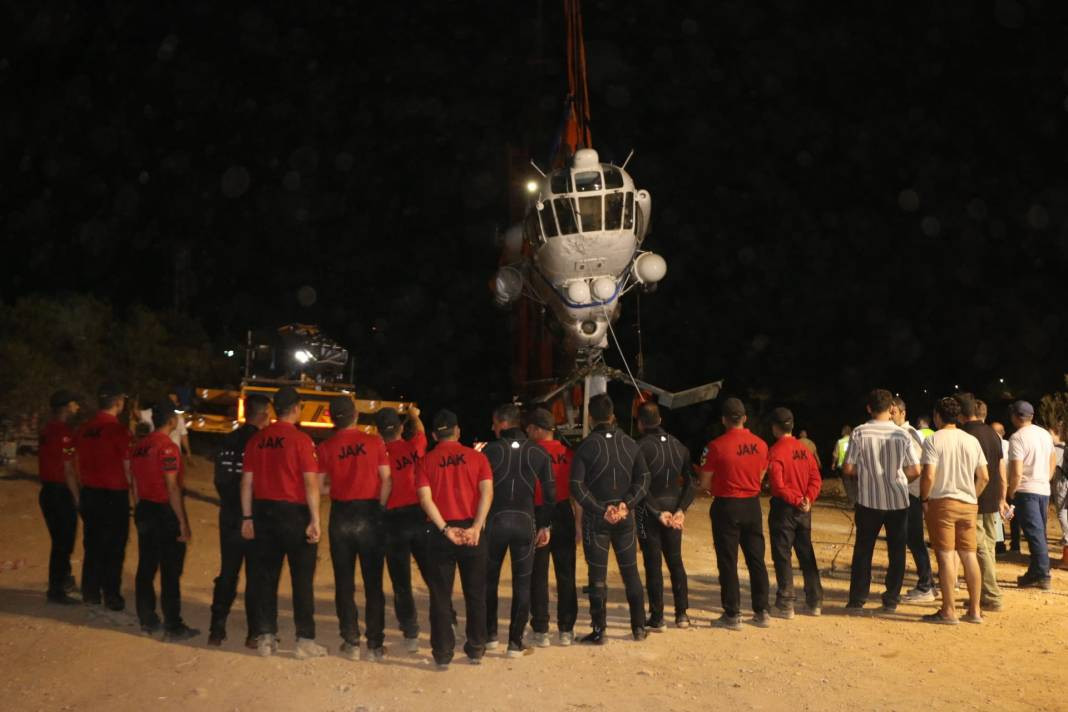 Adana'da göle düşen helikopterin enkazı JAK ve SAK Timleri tarafından çıkarıldı - Resim: 6